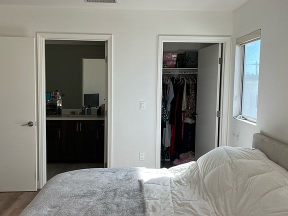 3rd image of 6143 Fountain Ave