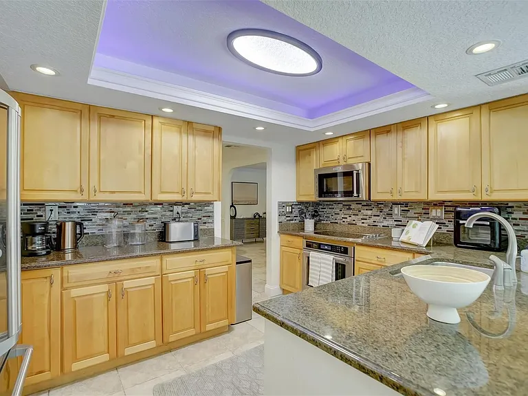 2600 N Riverside Dr — Photo 15