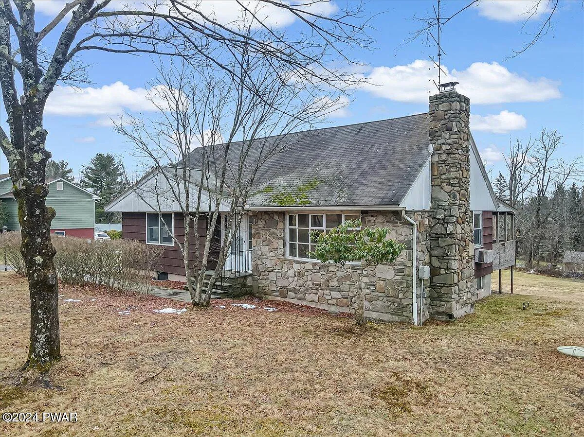 4 bed, 2.0 bath, 1760 sqft, $2,000 — Photo 2