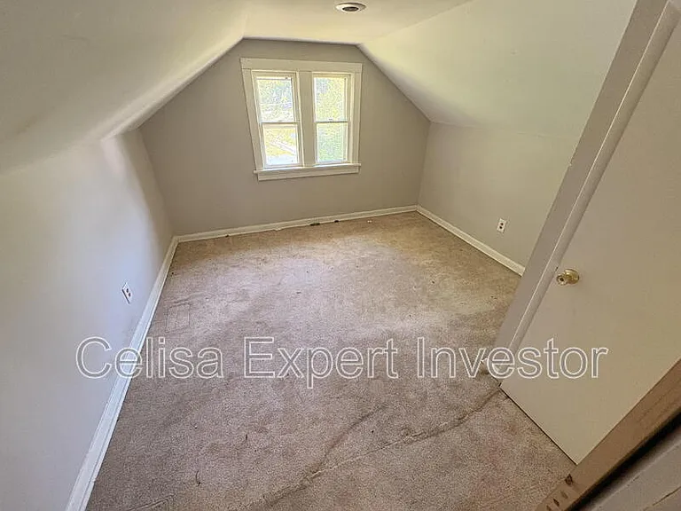 654 Florence Ave — Photo 9