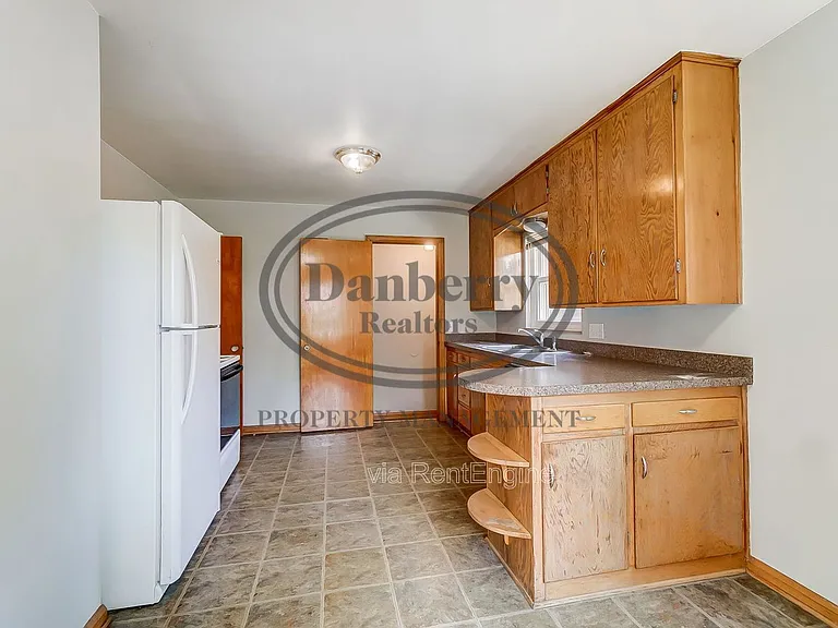 347 Darrow Ave — Photo 10