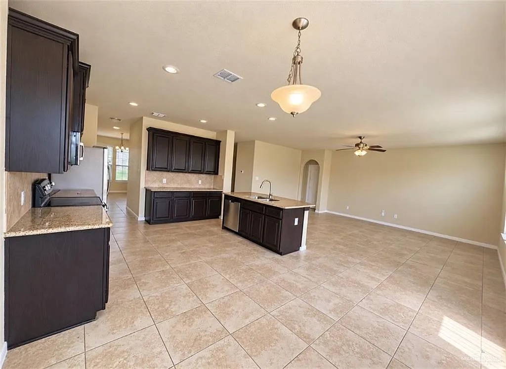 4 bed, 3.5 bath, 3178 sqft, $2,900 — Photo 4
