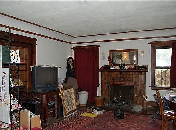 Living room in bottom unit