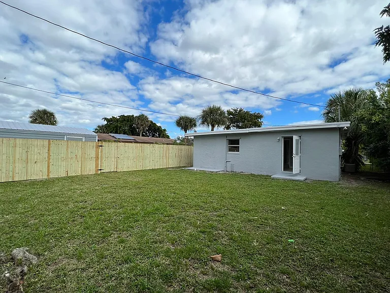 1883 Breezy Ln — Photo 7