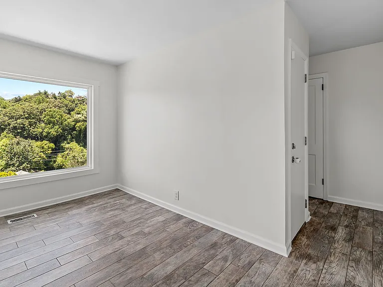 969 Henderson Ave — Photo 35