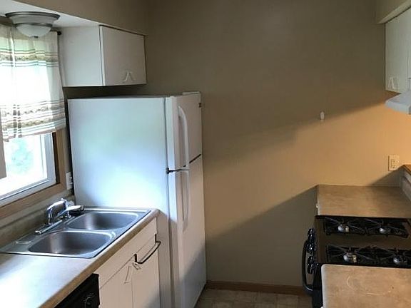 5th image of 19 Camelot Dr