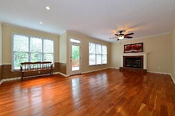 4th image of 812 Hillcrest Ln