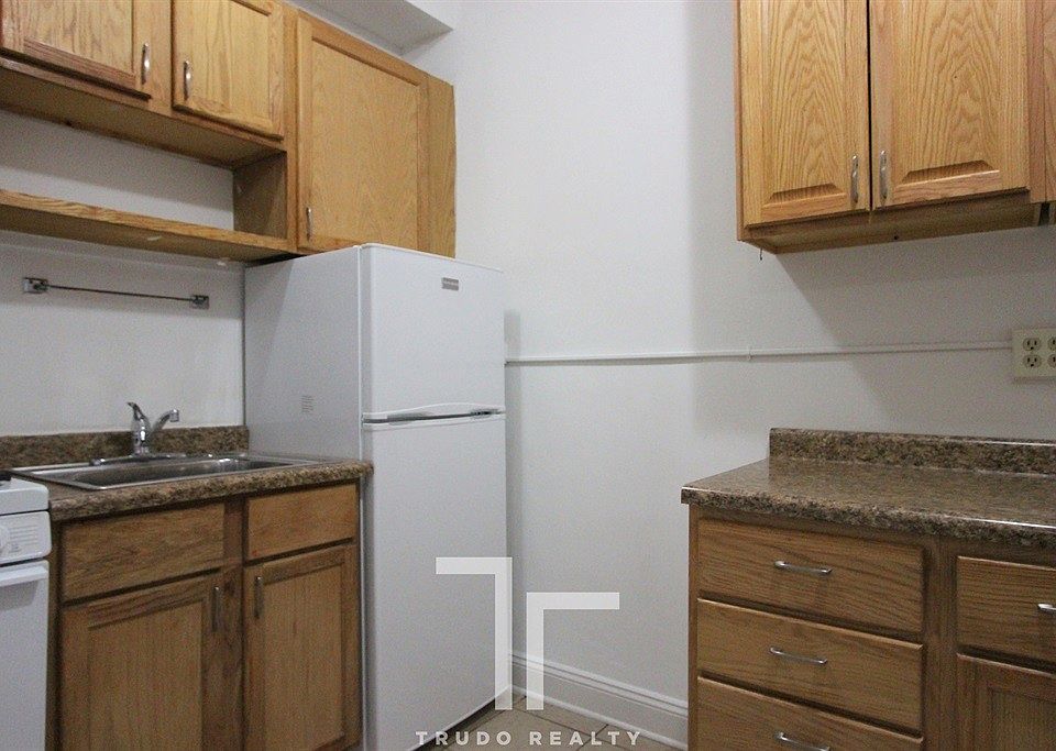 2nd image of 839 W Sheridan Rd APT 106