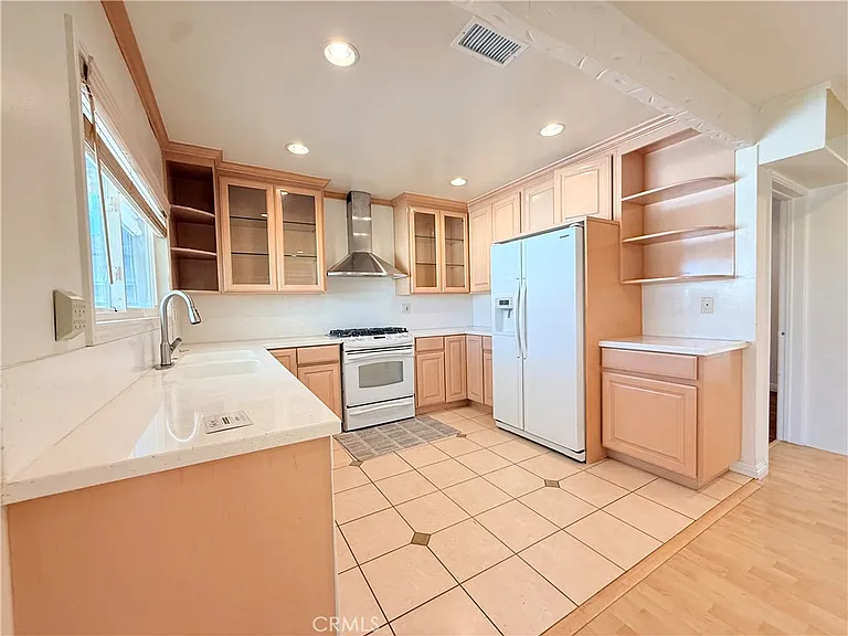1036 S Hidalgo Ave — Photo 14