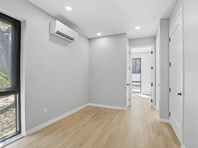 356 E 8th St #101 — Photo 8