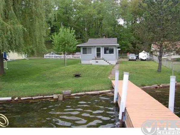 722 N Long Lake Blvd, Lake Orion, MI 48362