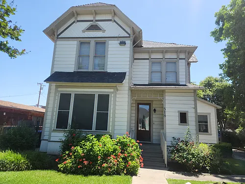 518 N Locust St Photo 1