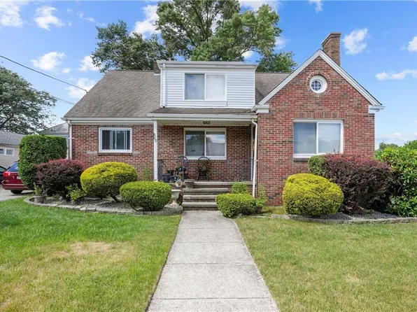 58-60 Carlton St, Cranston, RI 02910