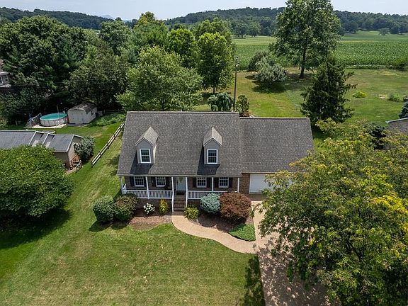 3rd image of 1055 Quince Dr