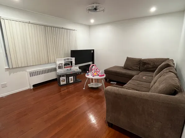(undisclosed Address), Roosevelt, NY 11575