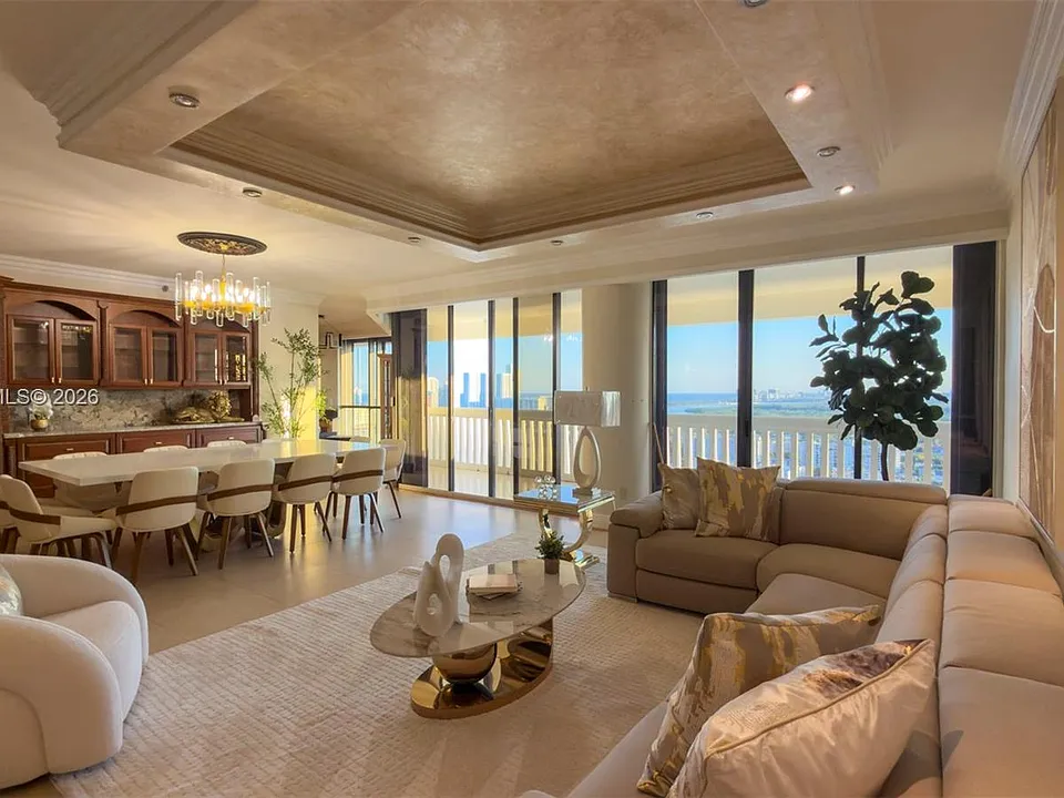 2000 Island Blvd #3004