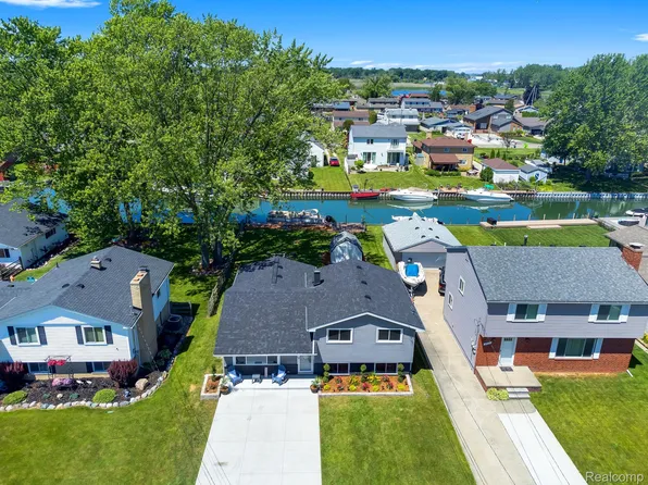 39351 Lakeshore Dr, Harrison Township, MI 48045