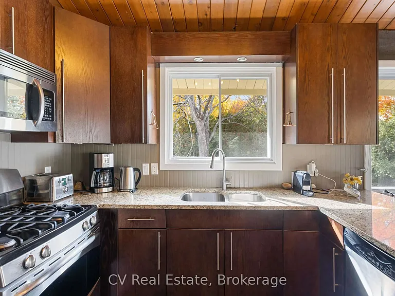 156 Chamonix Cres — Photo 8