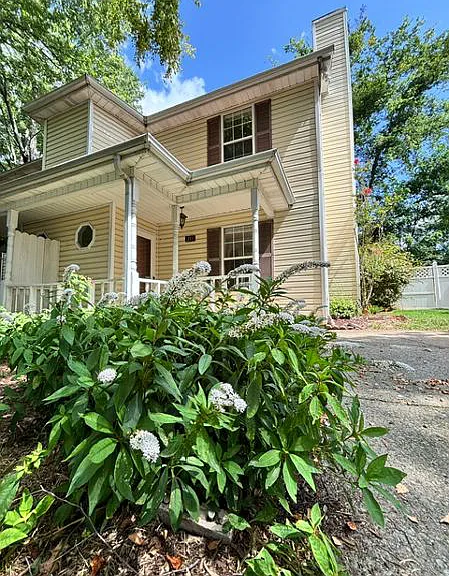 211 Hillside Ct — Photo 3