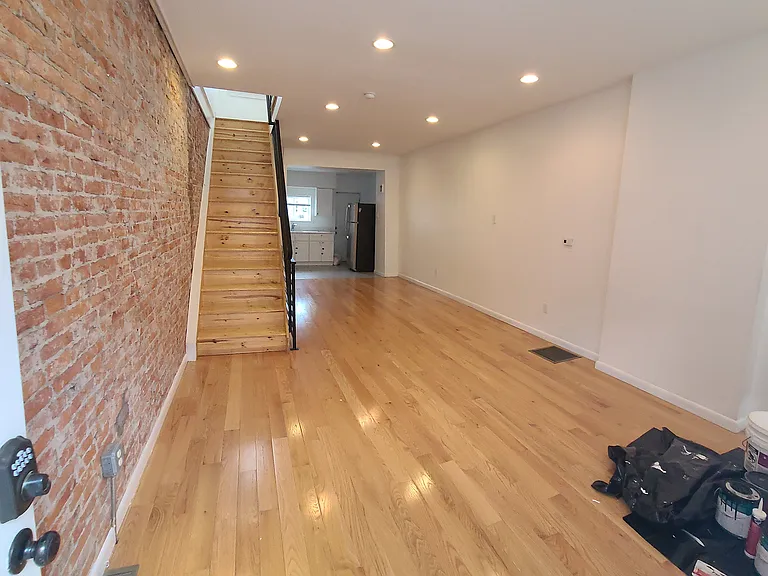 835 Livingston St — Photo 1