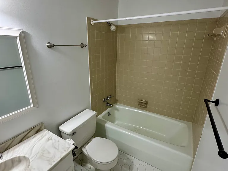 921 Nottingham Dr #13 — Photo 5