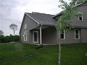 Spacious 3 Bedroom 2 Bathroom Duplex! No Dogs, No Cats Please. — Photo 2