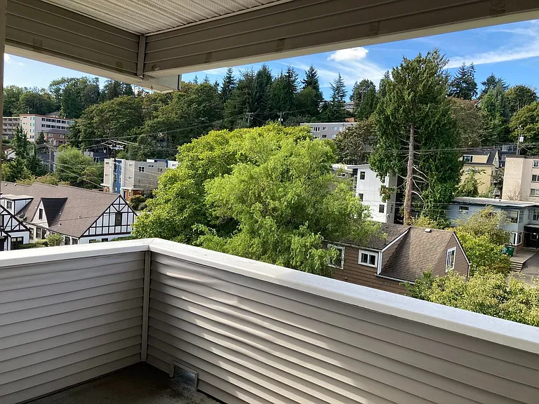 5307 Live Close To University Village And Uw! — Photo 15