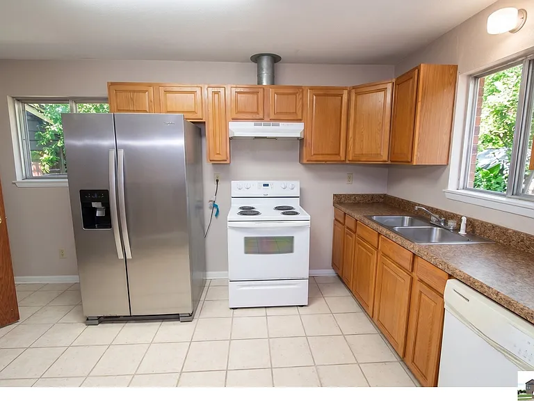 409 Oak St — Photo 3