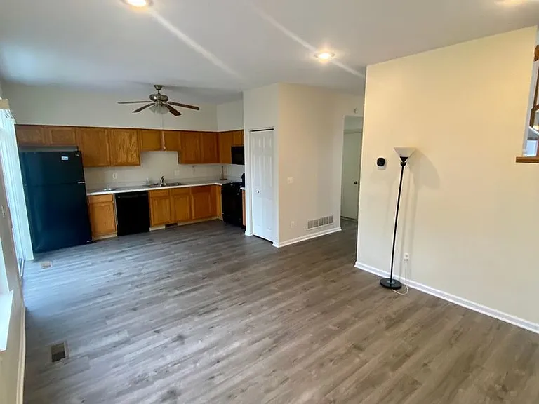 315 Richmond Dr — Photo 10