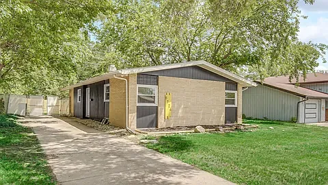 8726 Lakewood Ave