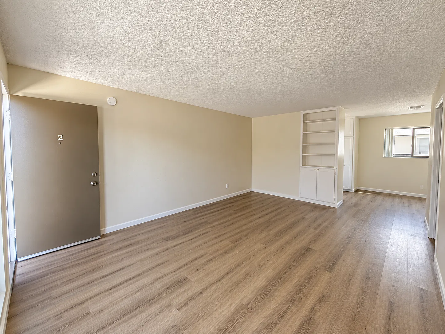2 bed, 850 sqft, $2,820 — Photo 2