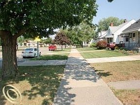 1st image of 19366 Beaconsfield St