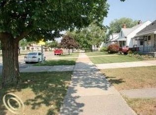 19366 Beaconsfield St, Harper Woods, MI 48225