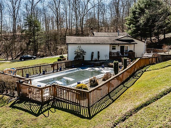 3rd image of 110 Hill Ct