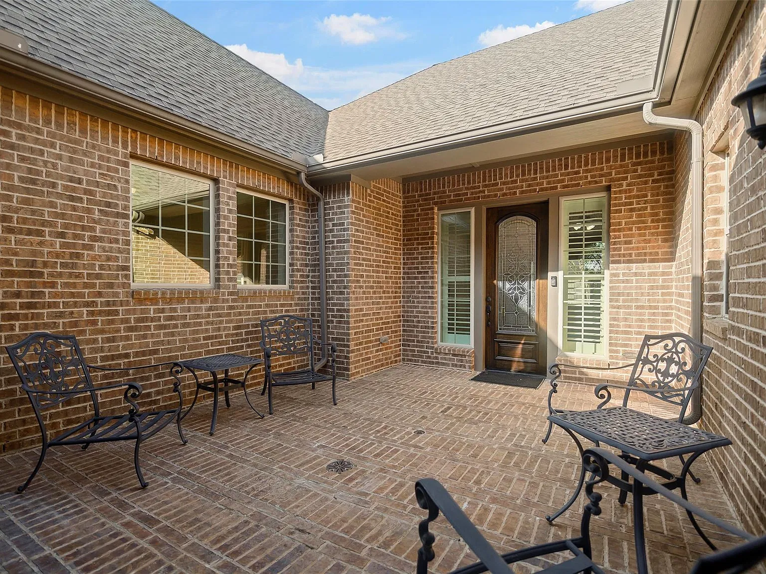 3 bed, 3.5 bath, 3537 sqft, $3,800 — Photo 2