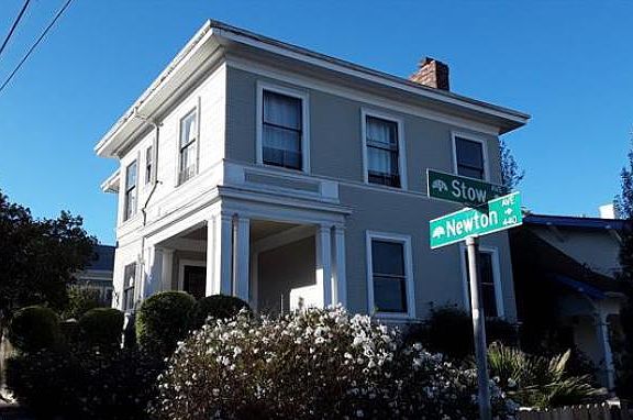 This 2 BR/1BA main floor unit is both special and a rare opportunity to live pleasantly close to Lakeshore/Grand area's fantastic dining, Saturday morning farmers market, Trader Joe's, Walgreens, Lucky's, and Oakland's historic Grand Lake Theater.