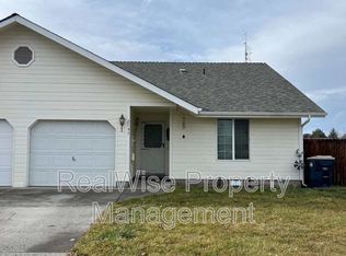 2743 SW 28th St, Redmond, OR 97756