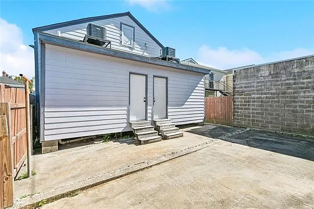 2032 Saint Andrew St — Photo 10