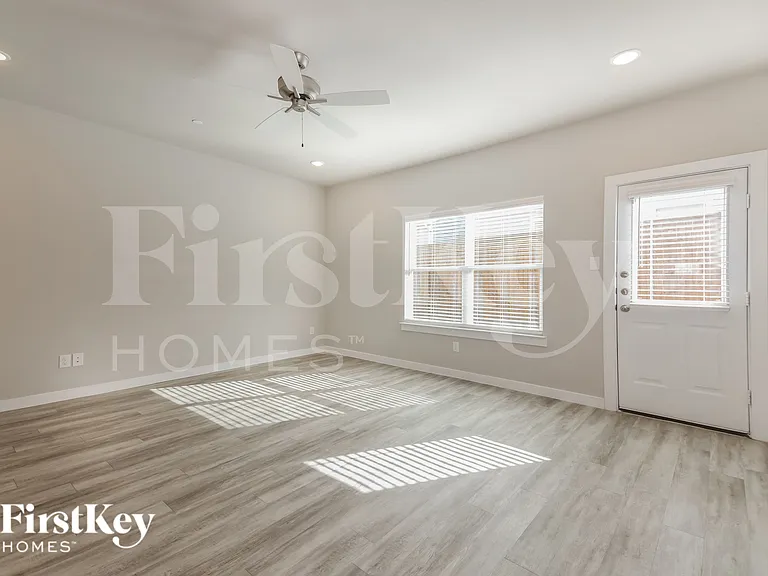 322 Nima Ln — Photo 4