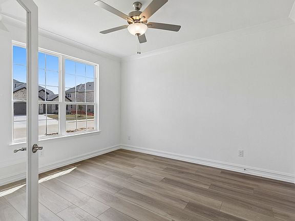 5th image of 717 Brozgold Ave