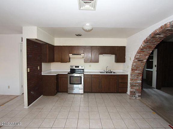 5th image of 550 E Feliz St