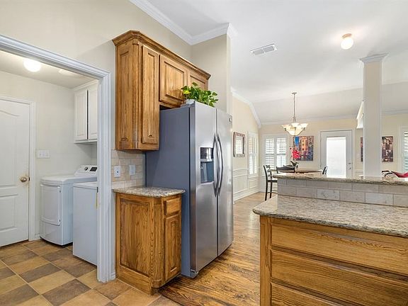 4th image of 828 Claycourt Cir