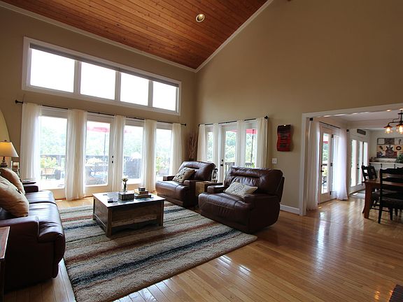 4th image of 1085 Forest Dr