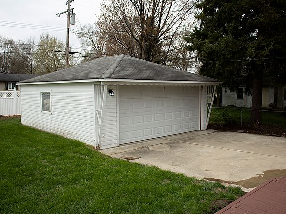 Large 2.5 car garage