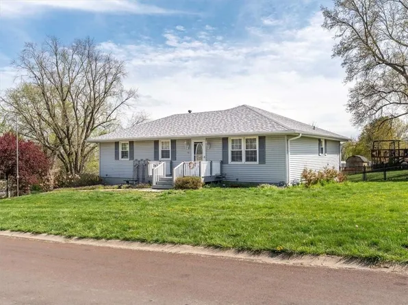 343 Gregory Dr, Gower, MO 64454