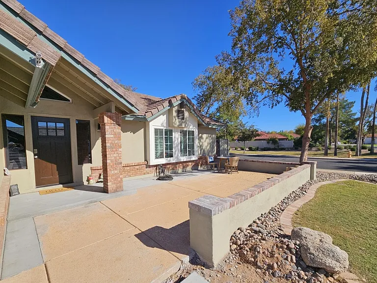 462 E Merrill Ave — Photo 2