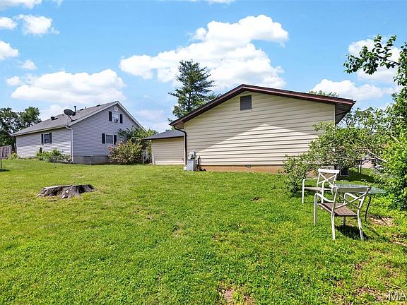 4th image of 111 Julie Ln
