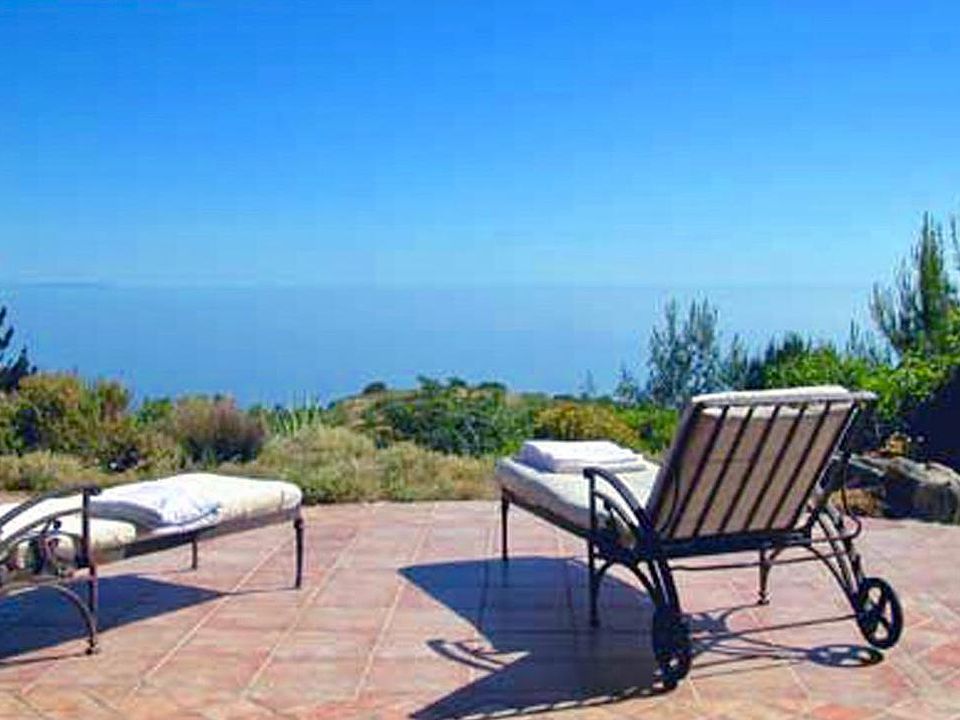 Endless ocean views, serenity from worlds apart yet so close to the city.