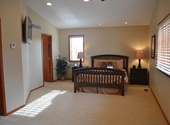 Spacious owners' bedroom suite