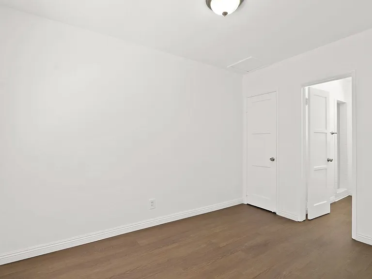 Charming Triplex Unit in Historic Rose Park — Photo 7